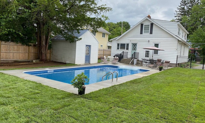 Saratoga Springs House | Trackside Living In Saratoga! Pool, Patio & Finished Basement!