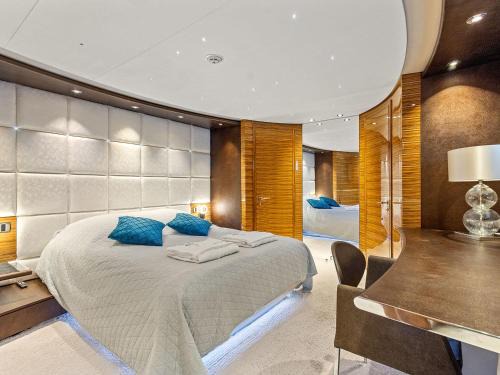 Port Hercule Boat Rental | Trackside superyacht VIP Cabin - TIAMAT