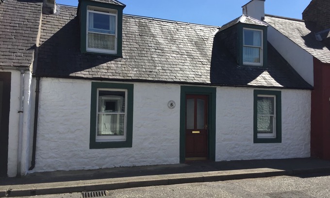 Moffat House | Traditional 18th Century Stone Built Scottish Cottage Close To The High Street
