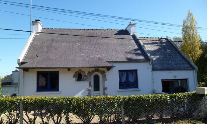 Locquirec House | Traditional waterfront house