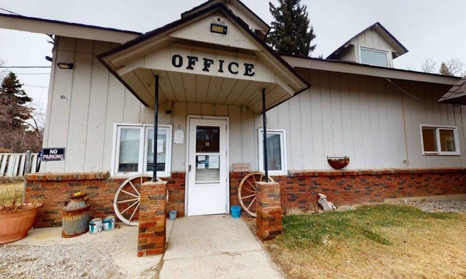 Lewistown Hotel | Trails End Motel