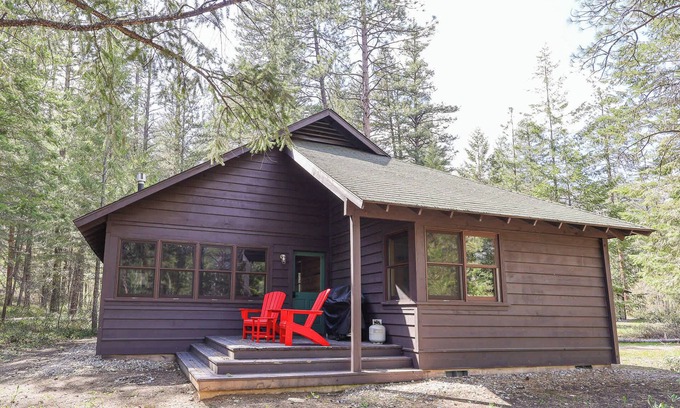 Mazama Cabin | Trailside Retreat 2 bedroom cabin - dogs welcome