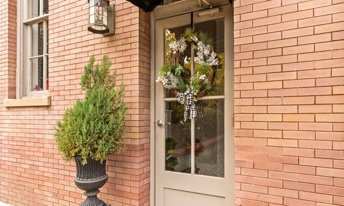 Natchez Condo | Train Depot | 2/1.5 | Heart of Downtown | Washer/Dryer