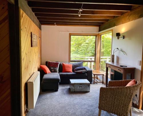 Lower Hutt Apartment | tranquil 3brms bush cabin