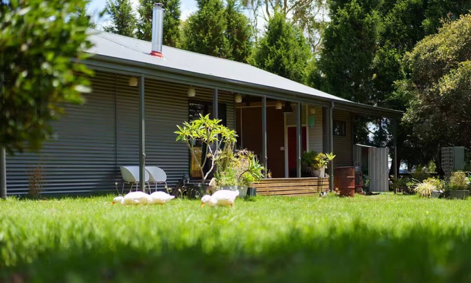 Mangrove Mountain House | Tranquil Central Coast Farmstay: feed animals + farm tour for couples & families