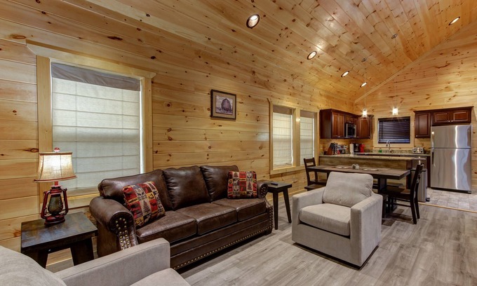 Pigeon Forge Cabin | Tranquil & Easy roads! Hot-tub, Arcade, EV Charger