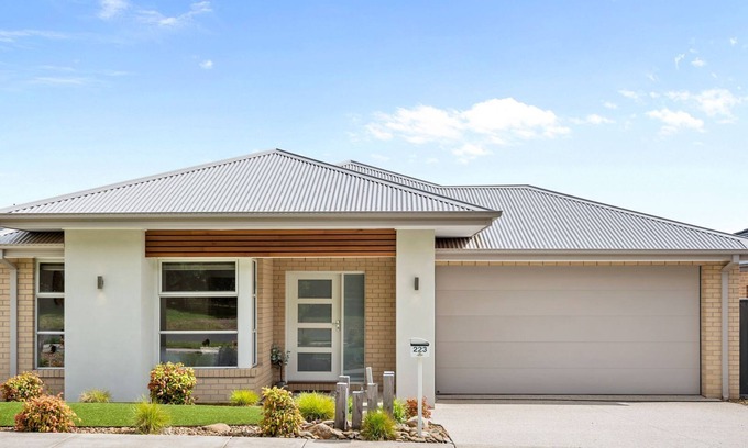 Portarlington House | Tranquil Escape - Contemporary, spacious home in Portarlington.