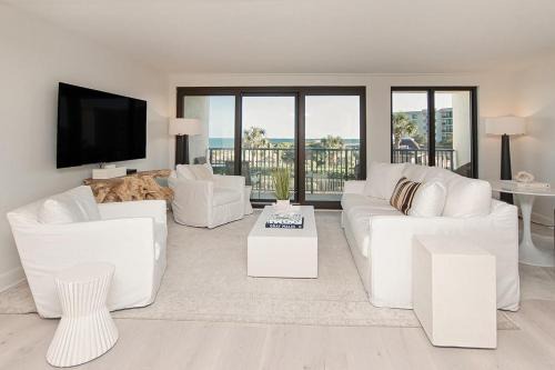 Litchfield by the Sea House | Tranquil Getaway 2BR Ocean Views Onsite Amenities