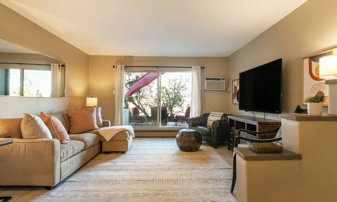 Santa Fe Condo | Tranquil Hidden Gem: Tree-Lined Patio, Gym, Pool