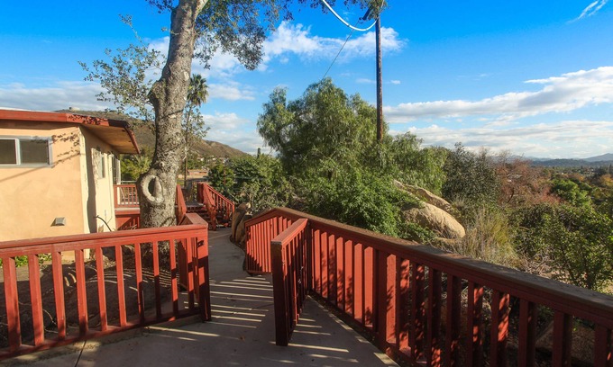 El Cajon House | Tranquil Hilltop 3BR retreat that fits 6+