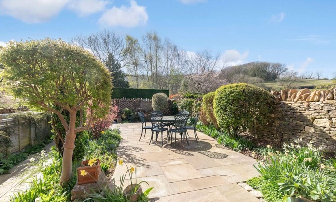 Cheltenham House | Tranquil Home on Leckhampton Hill with EV Charger