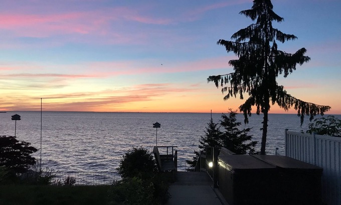 Niagara-on-the-Lake House | Tranquil Lake Front Home In NOTL with Hot Tub, Long-Term Stays