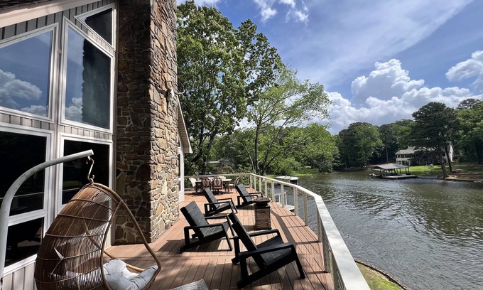 Mid America House | Tranquil Lakefront Home *We Are Not A Party House*