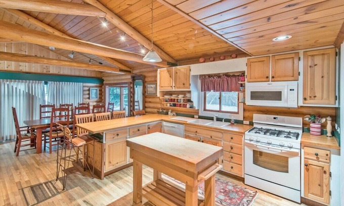 Alta House | Tranquil Pines Retreat ⁓Large Hot Tub ⁓