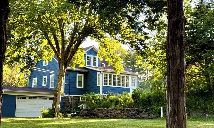 Saugerties House | Tranquil, private country paradise 4 family & friends: hot tub, fireplace, pets
