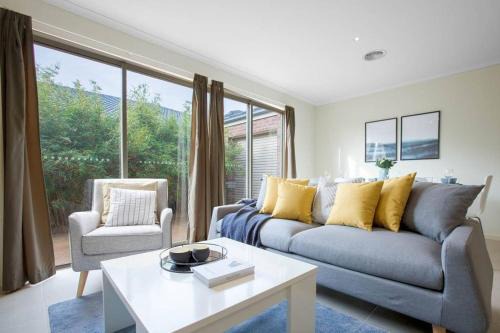 Point Cook House | Tranquil Retreat in Point Cook Spacious 5BR Oasis