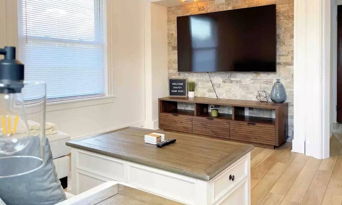 Utica Apartment | Tranquil Urban Haven Stylish 2-BR Apartment