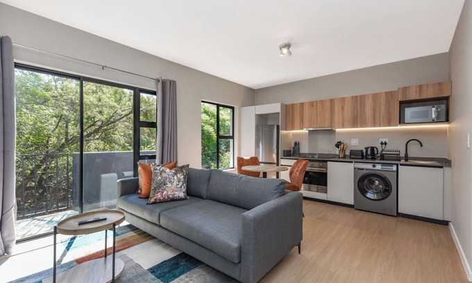 Greater Johannesburg Metropolitan Area Apartment | Tranquil Views and Sleek Design Apartment