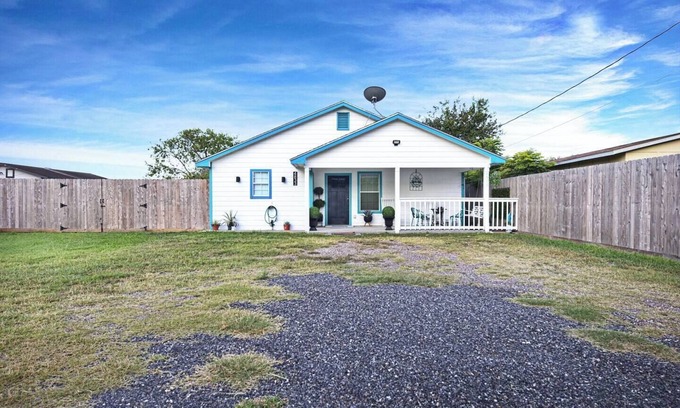 South Side House | Tranquility Cottage: Charming 2BR Corpus Christi retreat, central location
