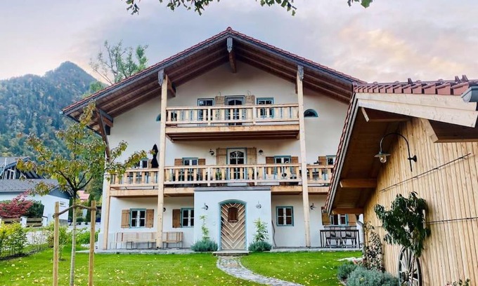 Marquartstein Apartment | Traumhafte Ferienwohnung in historischem Brandmanngut