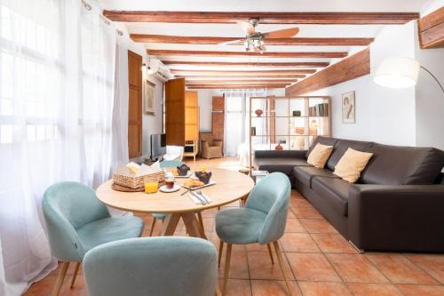 El Pilar Apartment | Travel Habitat Plaza del Pilar.