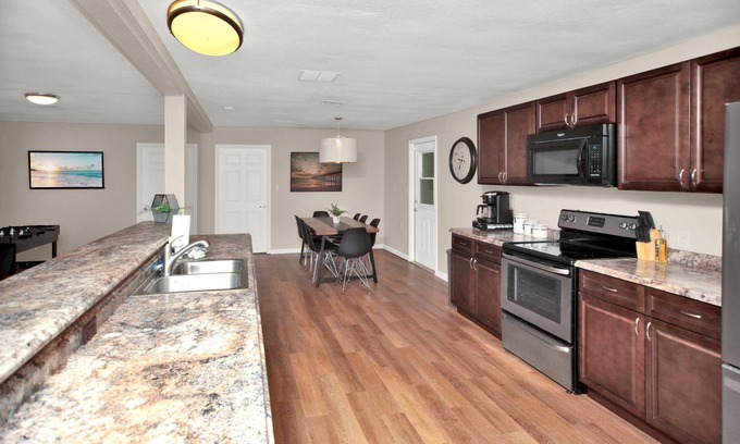 Northside House | Travel through the World - Missions House - Sleeps 11