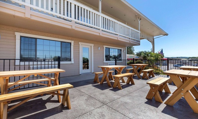 Altaville Hotel | Travelodge by Wyndham Angels Camp CA