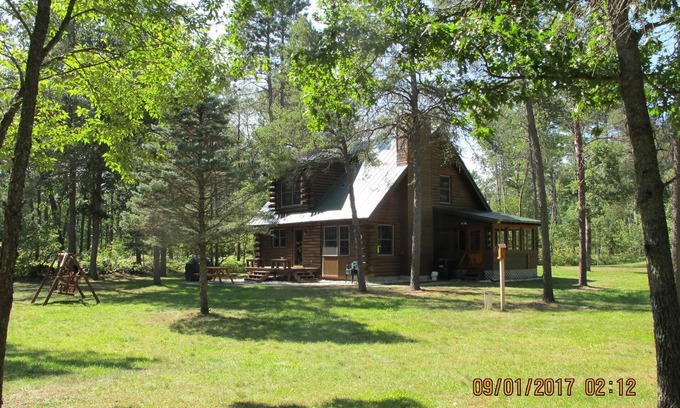 Mayfield Cabin | Traverse City Log Cabin Boardman River - YOUR OUTDOOR OASIS!nSTR LICENSE: 002880