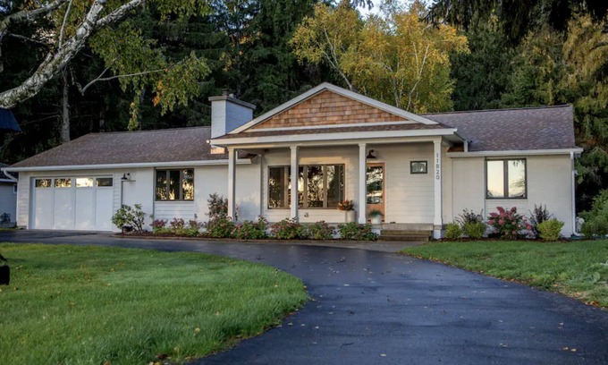 Greilickville House | Traverse City - West Bayshore Retreat - 100’ of Private Beach - Luxurious House