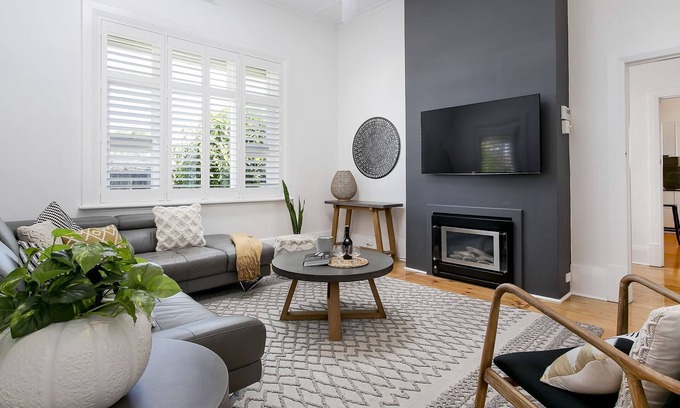 Glenelg South House | "TREASURE ON BROADWAY" -Close to Beach, restaurants & Shops.