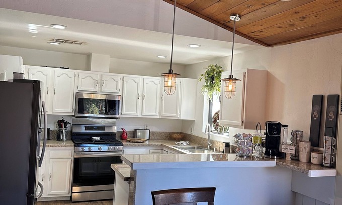Big Bear Lake Cabin | Tree House Charming 2-bedroom cabin with WiFi, AC in lovely Big Bear Lake