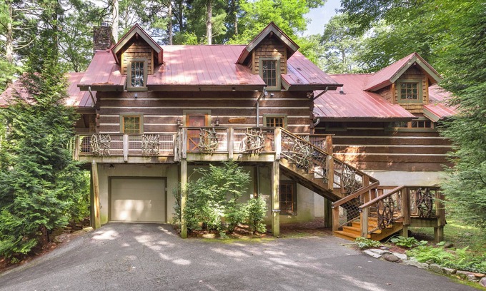 Highlands House | Tree House in Highlands only a short walk to Main St, Hot Tub, Wifi.