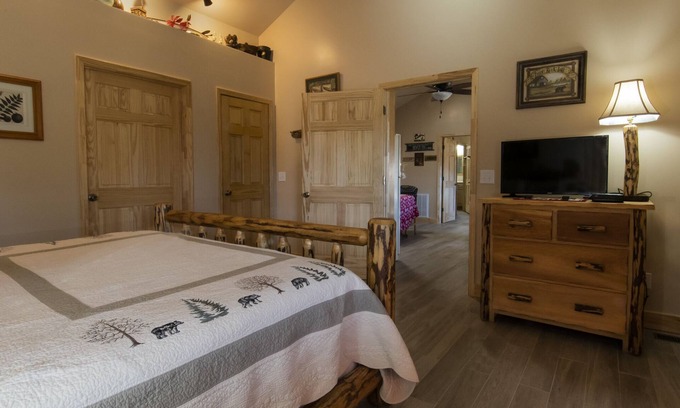 Bryson City House | Tree House Suite at the Calhoun House Inn & Suites