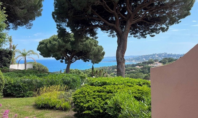 La Nartelle Apartment | Tree-lined residence with swimming pool