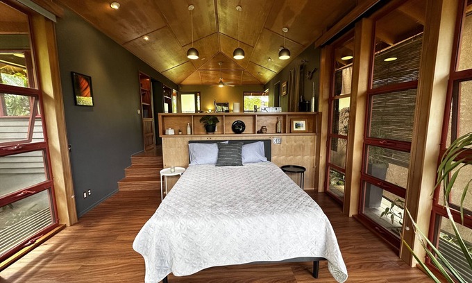 Princeville Cottage | Tree Top Suite- Beautiful walk to Hanalei Bay
