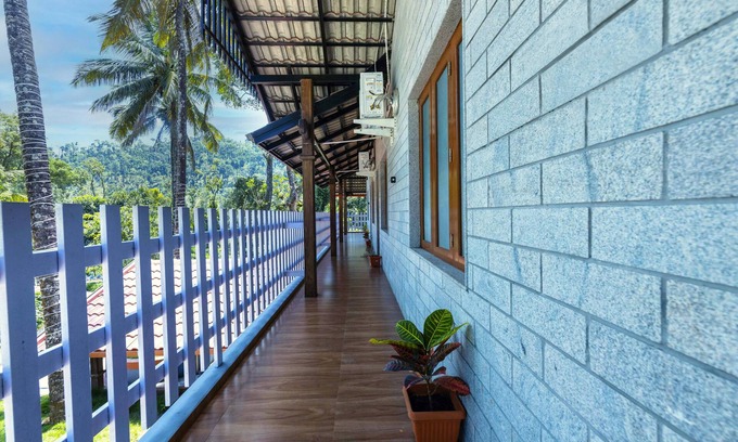 Somvarpet Hotel | Treebo River View