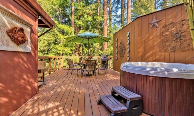 Guerneville House | TreeFort~Bright & Inviting Forest Cabin! Smarthome! EV Charger!HtTb,Decks,Pup