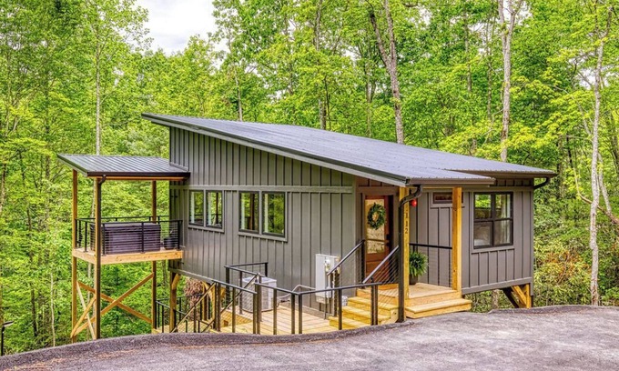 Wears Valley Cabin | Treehouse near Cades Cove W/Hot Tub, Games & large Hammock Deck