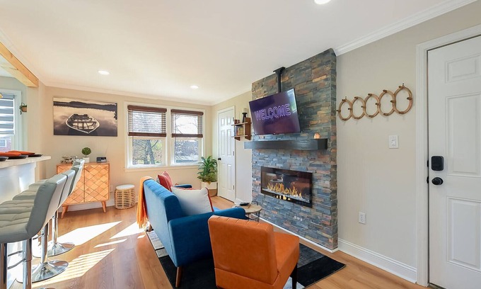 Parkville Apartment | Treehouse Suite | King BR | Spa bath | Calm Energy
