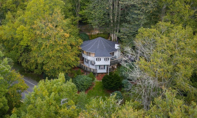 Sugar Mountain House | Treetop Retreat - w/Deck & Firepit
