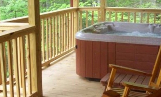 Hendersonville Cabin | Treetops Cabin-Peaceful 1BR 20-Acre Rural Retreat-HotTub-WiFi-Near Asheville
