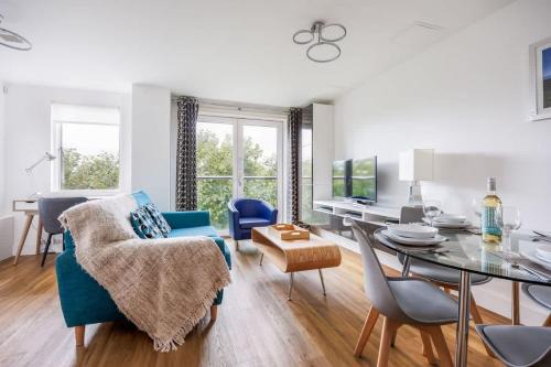 Poole Apartment | Treetops - Modern Apartment, Moments from Poole Quay