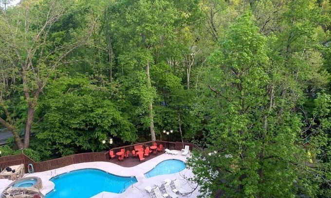 Gatlinburg Resort | Treetops Resort-Gatlinburg. On Roaring Fork Stream 2BD/2BA Condo SUNDAY Check In