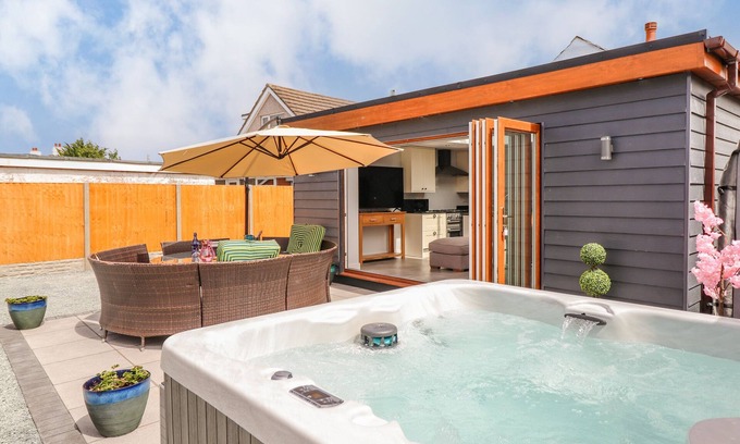 Cemaes Bay House | TREFIN, pet friendly, with hot tub in Cemaes Bay