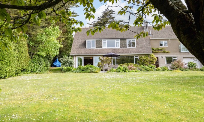 Rock Cottage | TREGILLAN, pet friendly, with open fire in Rock