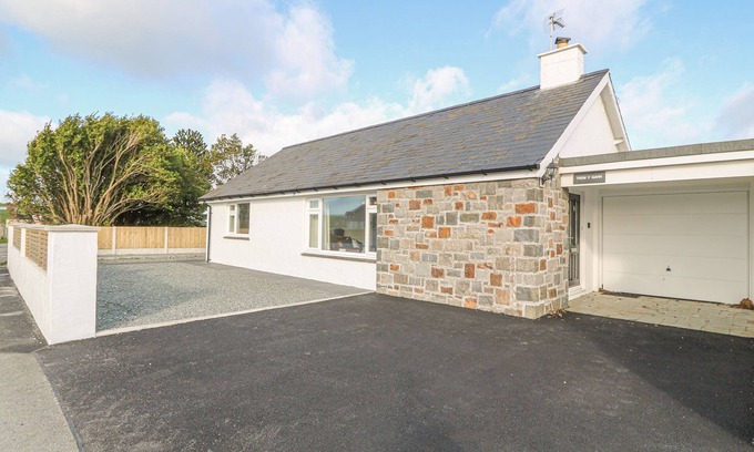 Garn Fadryn House | TREM Y GARN, family friendly, country holiday cottage in Morfa Nefyn