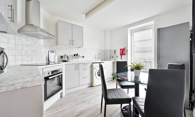 Plaistow Apartment | Trendy 1-Bed Apartment Sleeps 5- East London E15