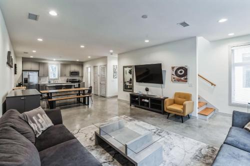 Maxwell House | Trendy 3 BDR for 8 Heart of Nash Near 5 Points