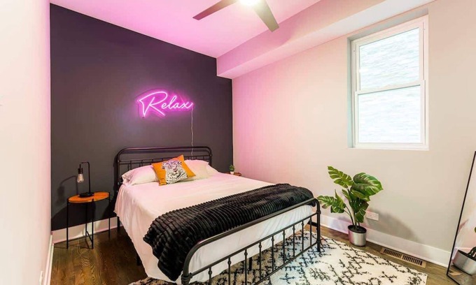 West Town Apartment | Trendy & Luxe 2BR/2BA - West Town near 'L' & Dtwn