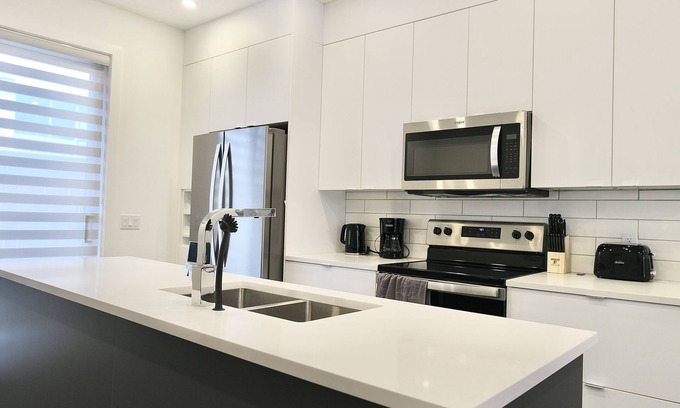 Bridgeland House | TRENDY TOWNHOUSE IN THE HEART OF CALGARY! DISCOUNTED MONTHLY RATES.